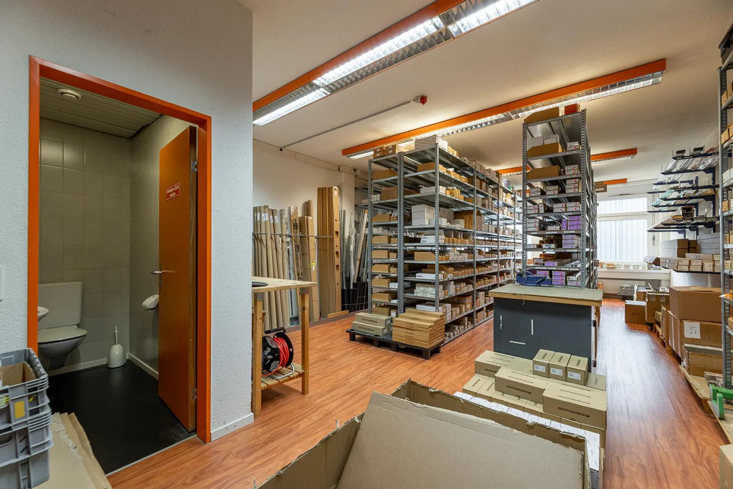 Spazi commerciali versatili – Ufficio e area di stoccaggio - Foto 5 di 12