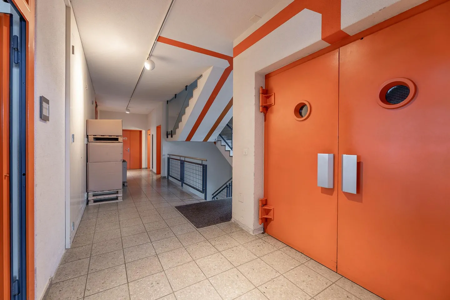 Spazi commerciali versatili – Ufficio e area di stoccaggio - Foto 6 di 12