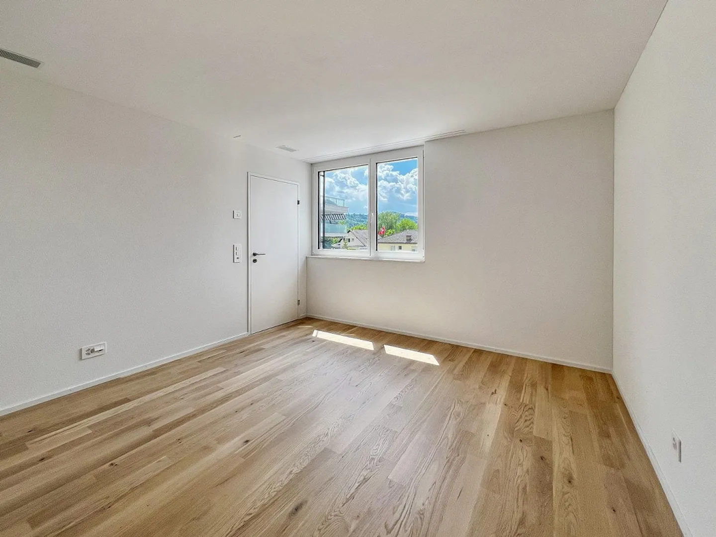 High-Quality Apartment! - Photo 5 of 7