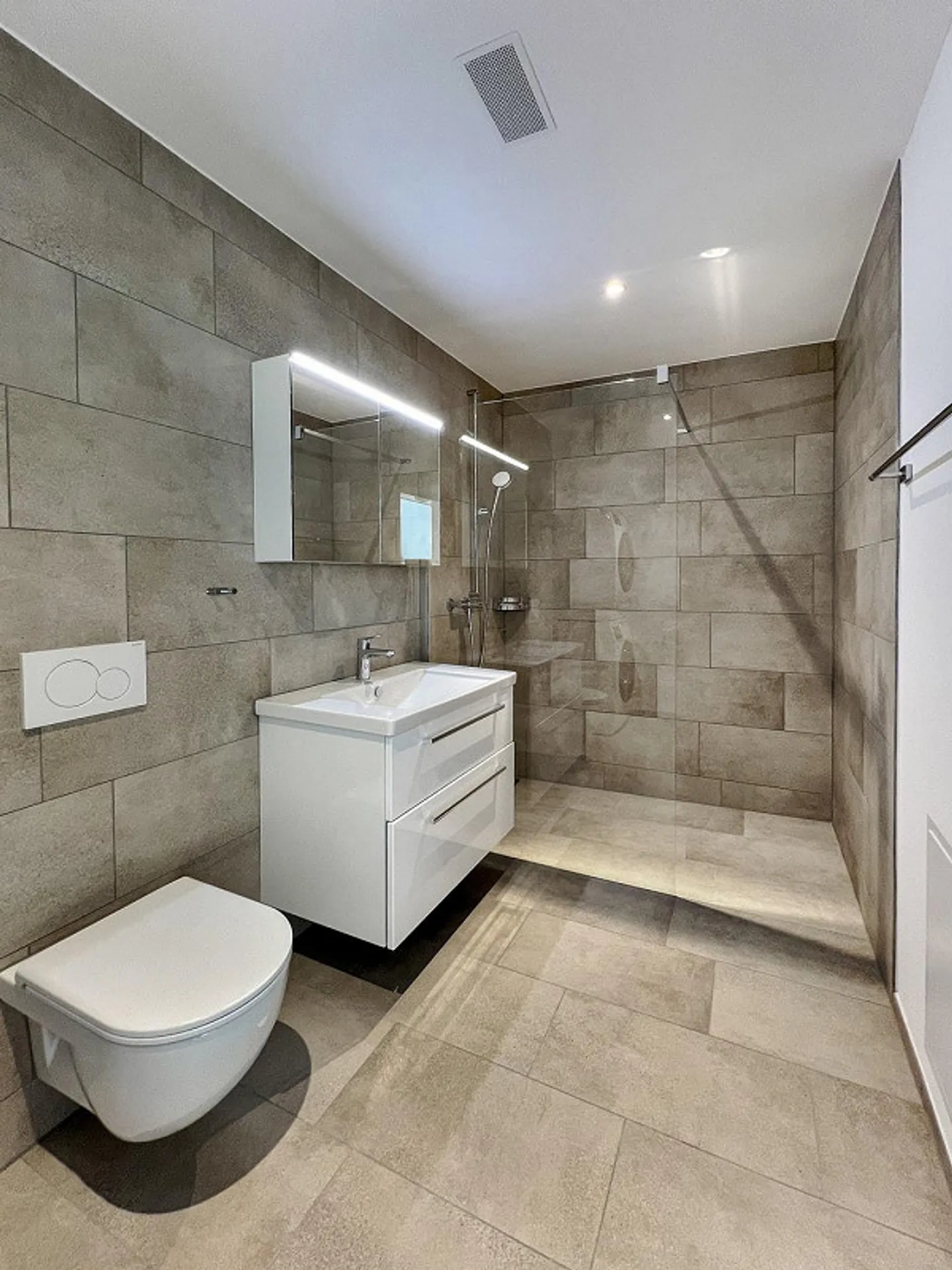 High-Quality Apartment! - Photo 3 of 7