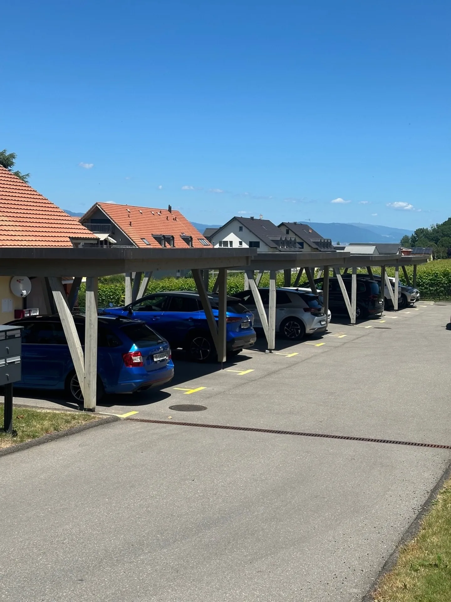 «Überdachter Parkplatz im Zentrum des Dorfes» - Foto 1 von 2