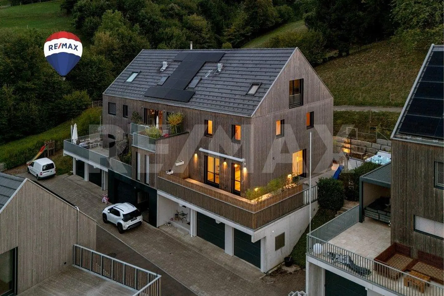 Exklusives Doppeleinfamilienhaus mit Aussicht - Foto 1 von 13