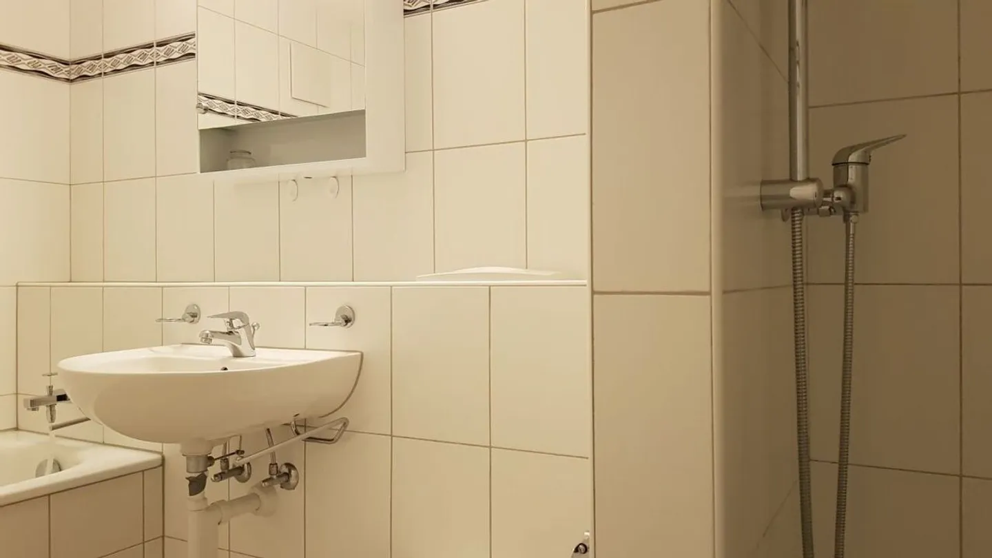 Attractive 2.5-room apartment with patio - Photo 5 of 8