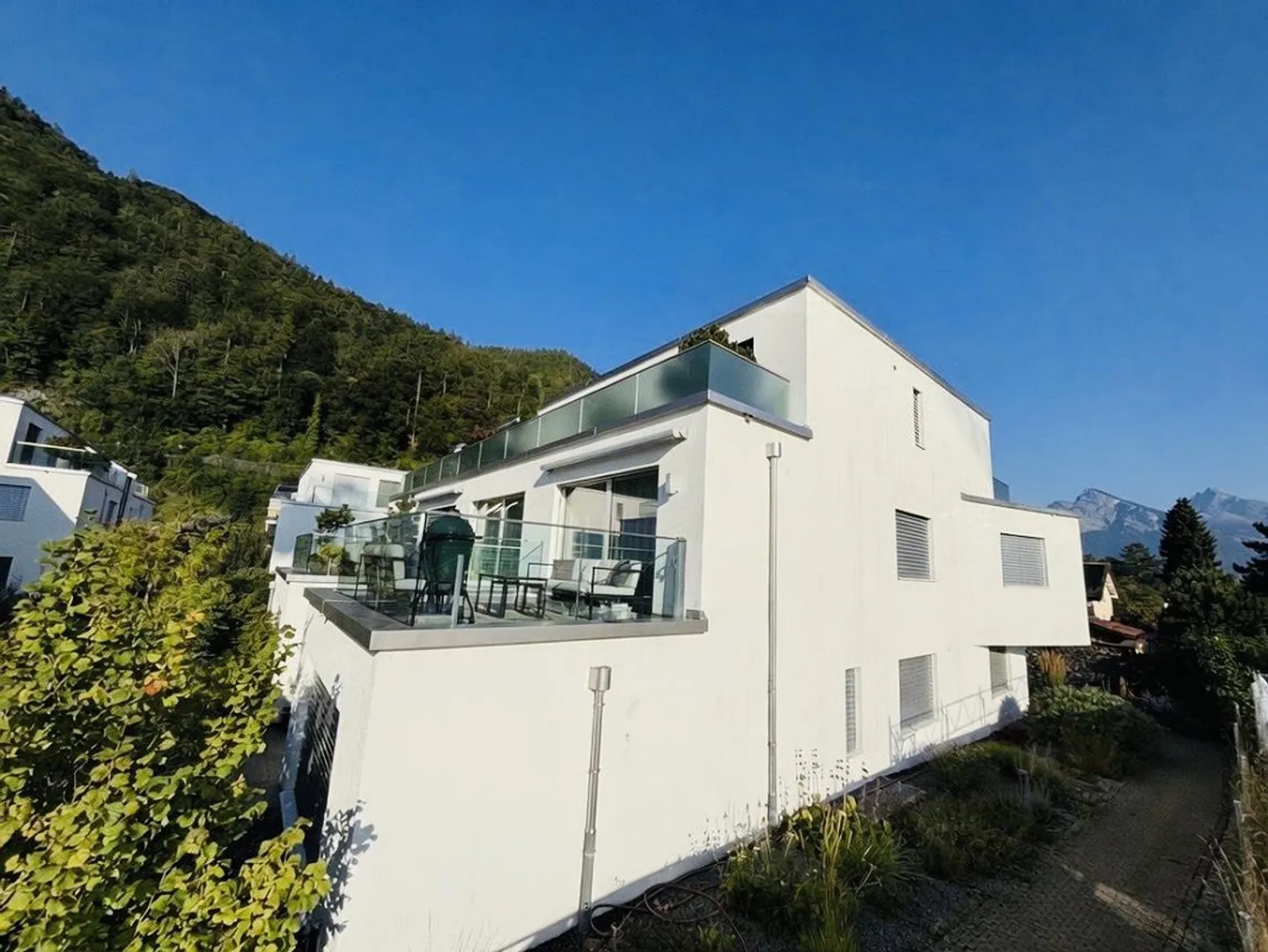 Modern 3.5-room apartment with sunny south terrace - Photo 1 of 13