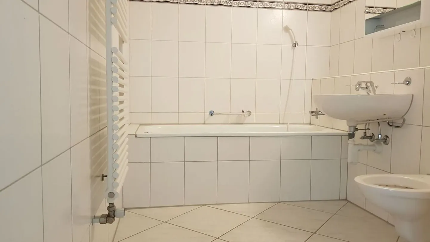 Attractive 2.5-room apartment with patio - Photo 6 of 8