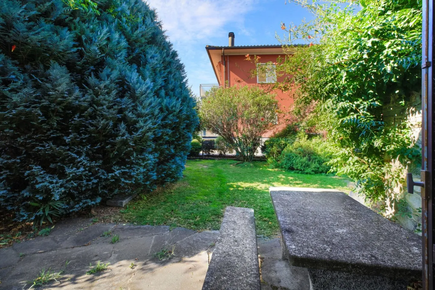 Charmante maison individuelle avec jardin dans un emplacement central - Photo 2 sur 3