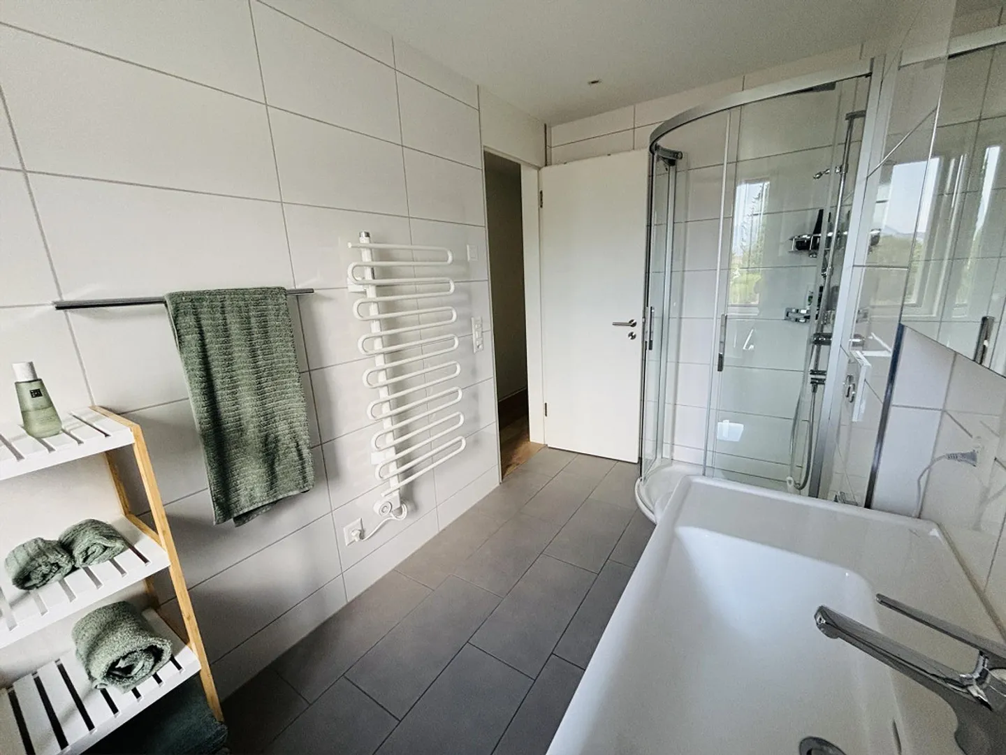 Modern 3.5-room apartment with sunny south terrace - Photo 7 of 13
