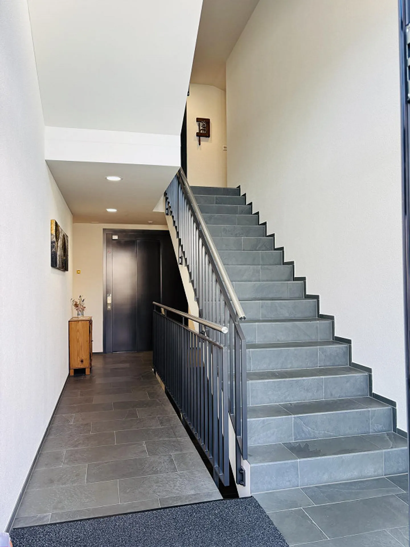 Modern 3.5-room apartment with sunny south terrace - Photo 10 of 13