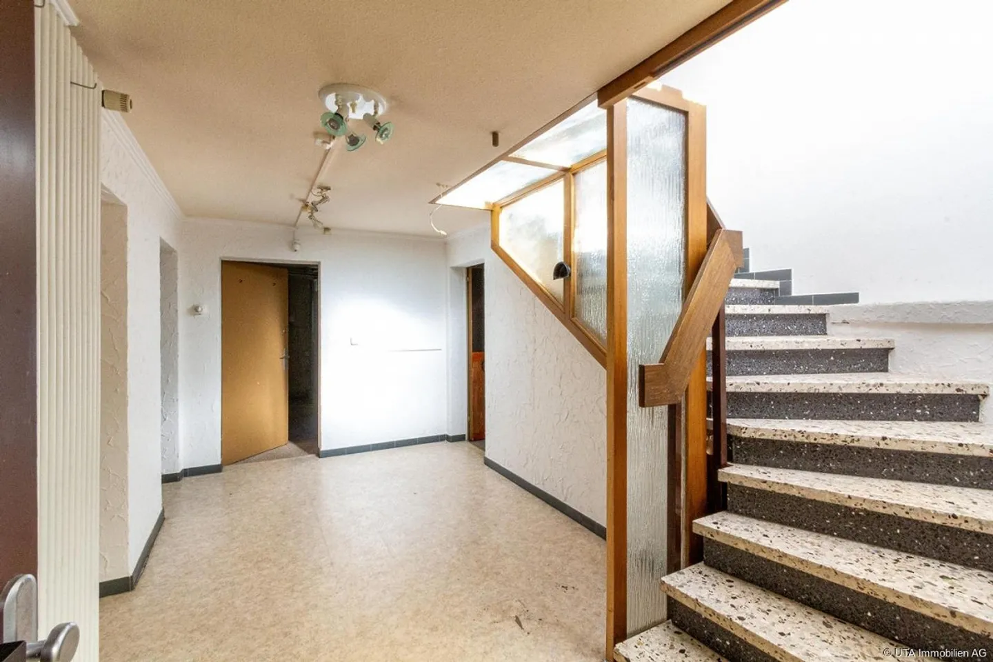 Single-family house with workshop and storage areas, ideal for living and working - Photo 2 of 17