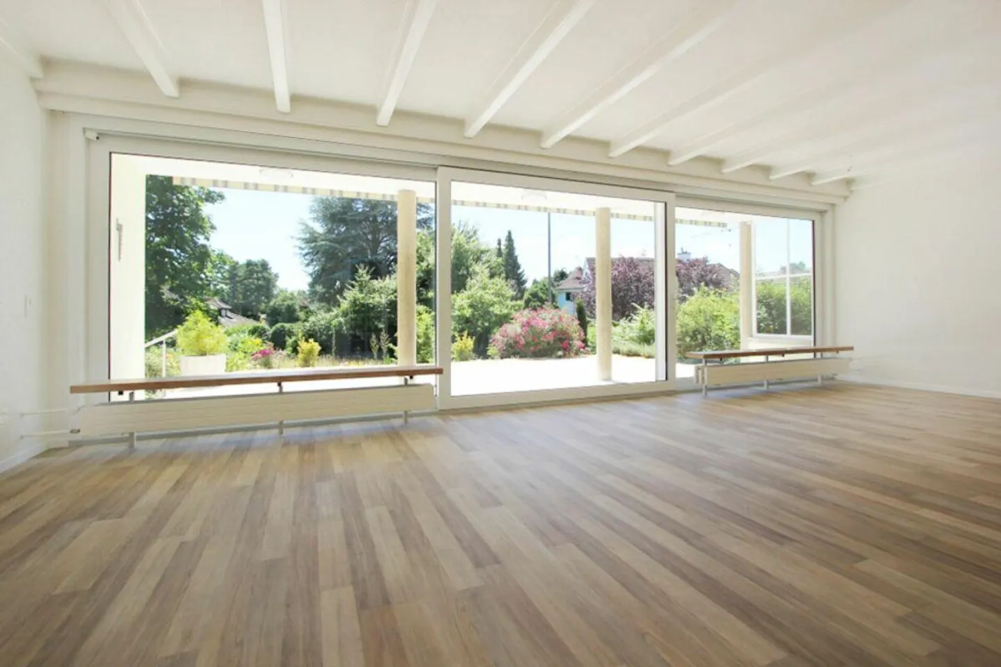 Single-family house with well-kept garden in the popular municipality of Binningen - Photo 3 of 11