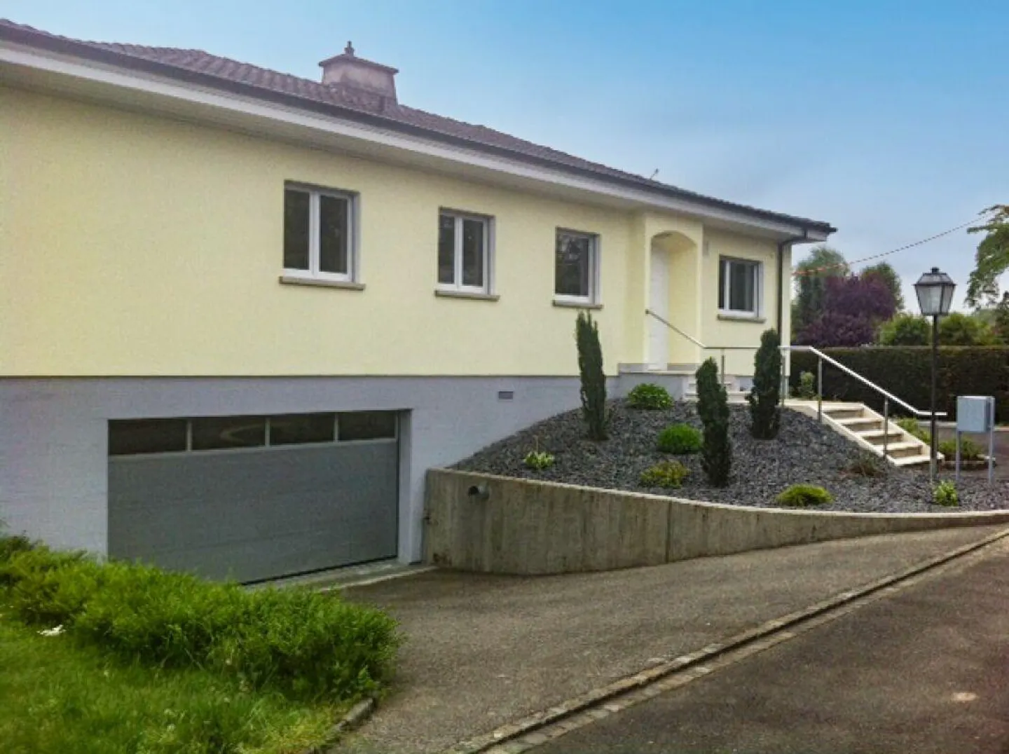 Single-family house with well-kept garden in the popular municipality of Binningen - Photo 10 of 11