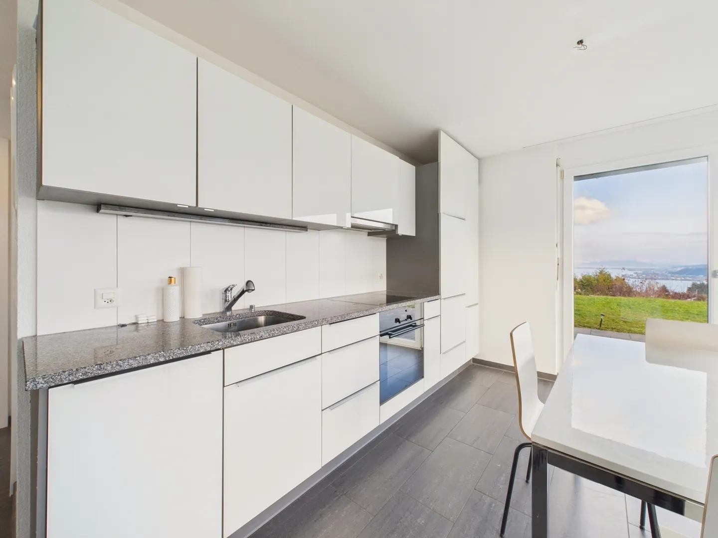 Appartement moderne de 2,5 pièces dans un emplacement panoramique calme de Richterswil - Photo 4 sur 12
