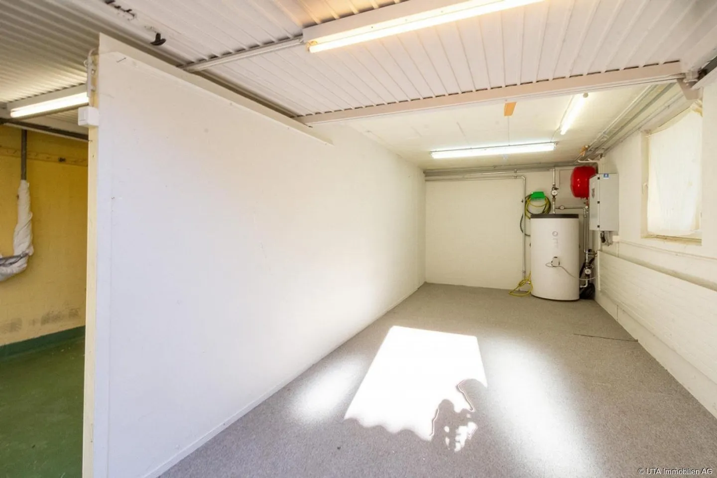 Single-family house with workshop and storage areas, ideal for living and working - Photo 15 of 17