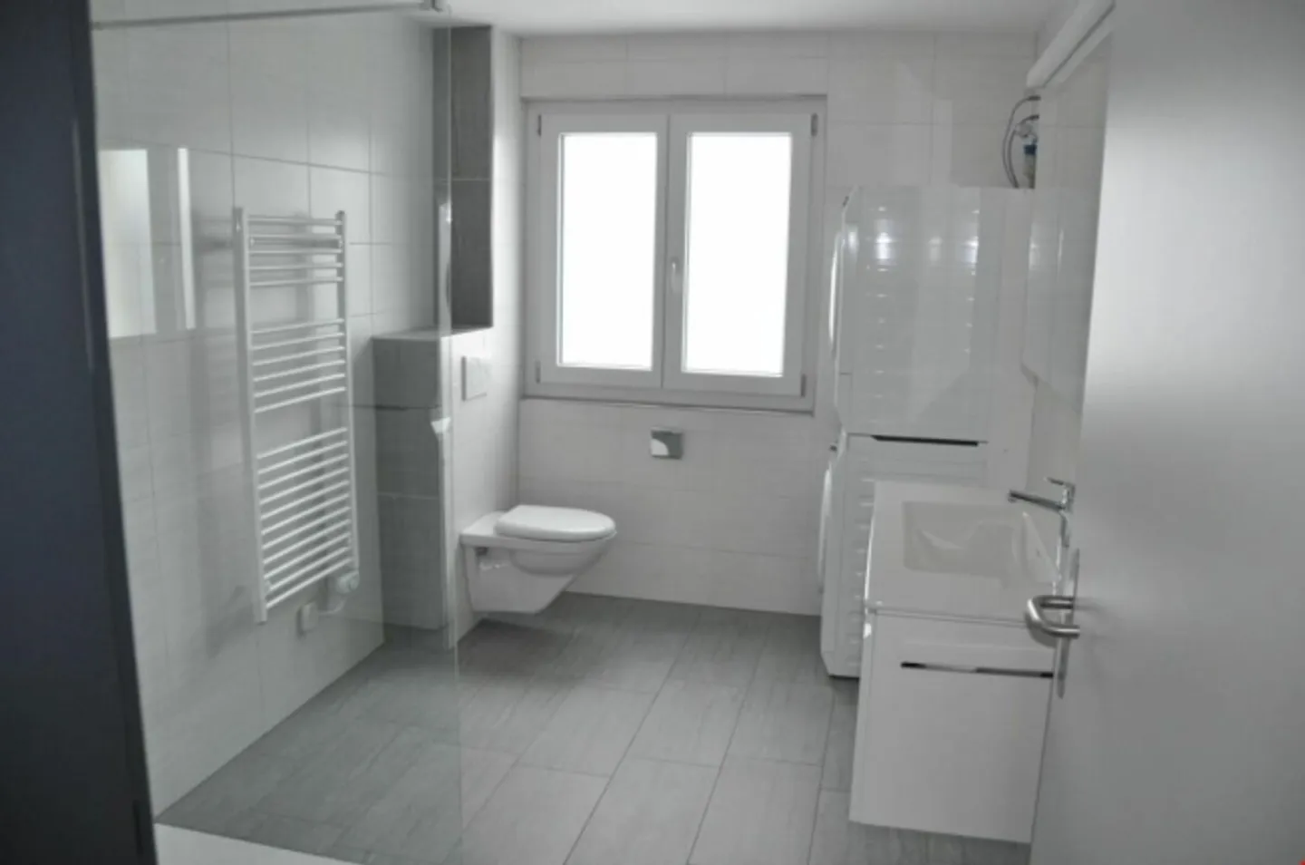 MODERNO, CENTRALE E CON UN GRANDE BALCONE - Foto 3 di 5