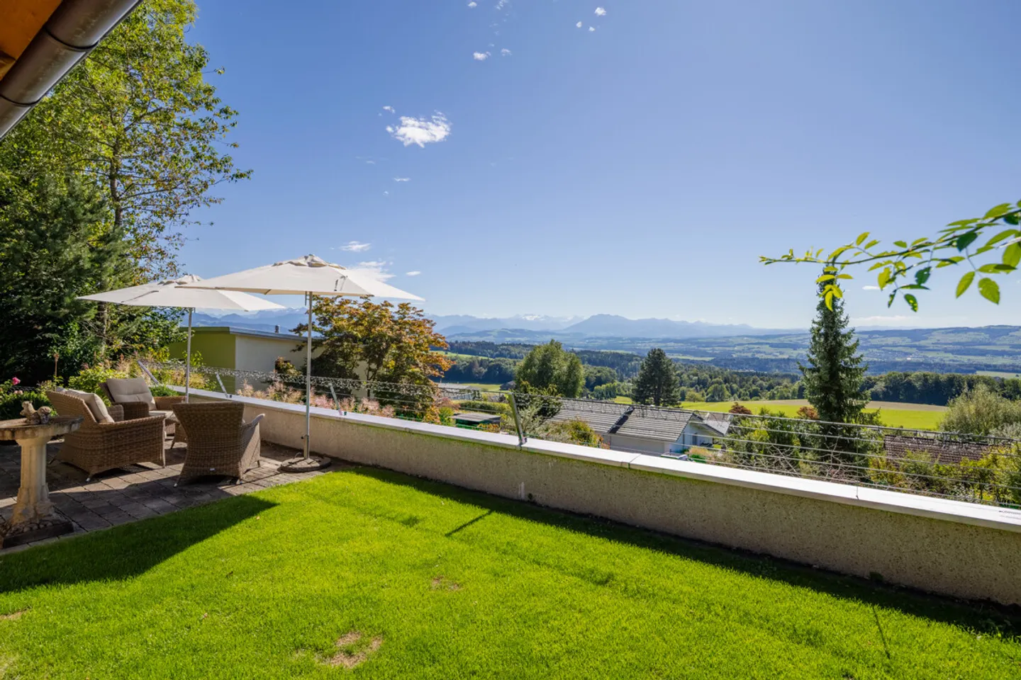 Casa unifamiliare ad Aeugst am Albis: vivere con vista e tanto spazio - Foto 1 di 5