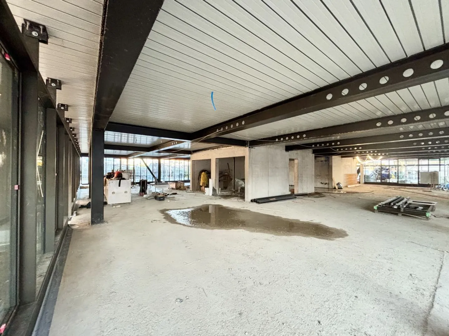 Sales area in the final phase of construction in the industrial zone of Saint-Prex - Photo 7 of 12