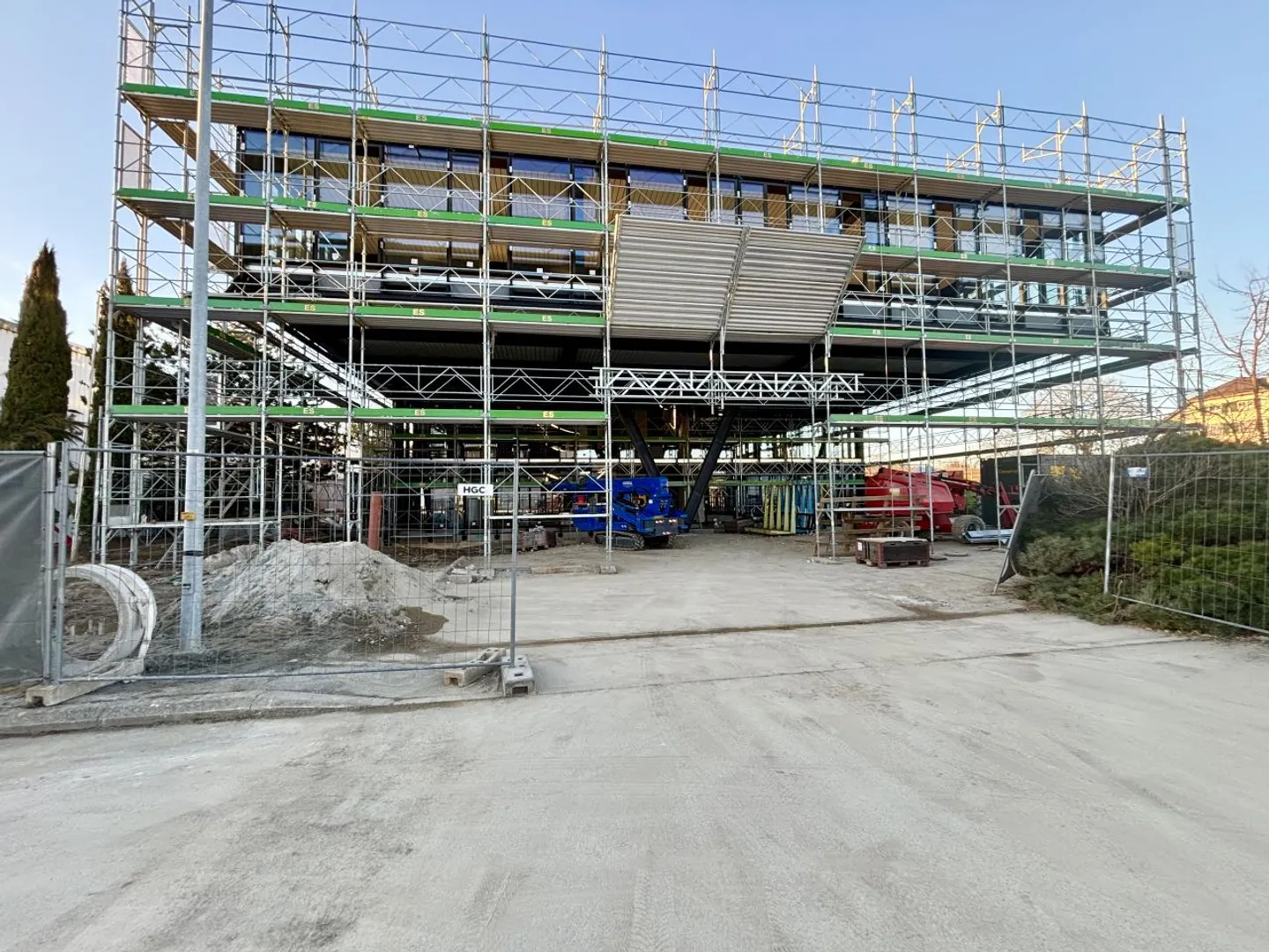 Sales area in the final phase of construction in the industrial zone of Saint-Prex - Photo 3 of 12