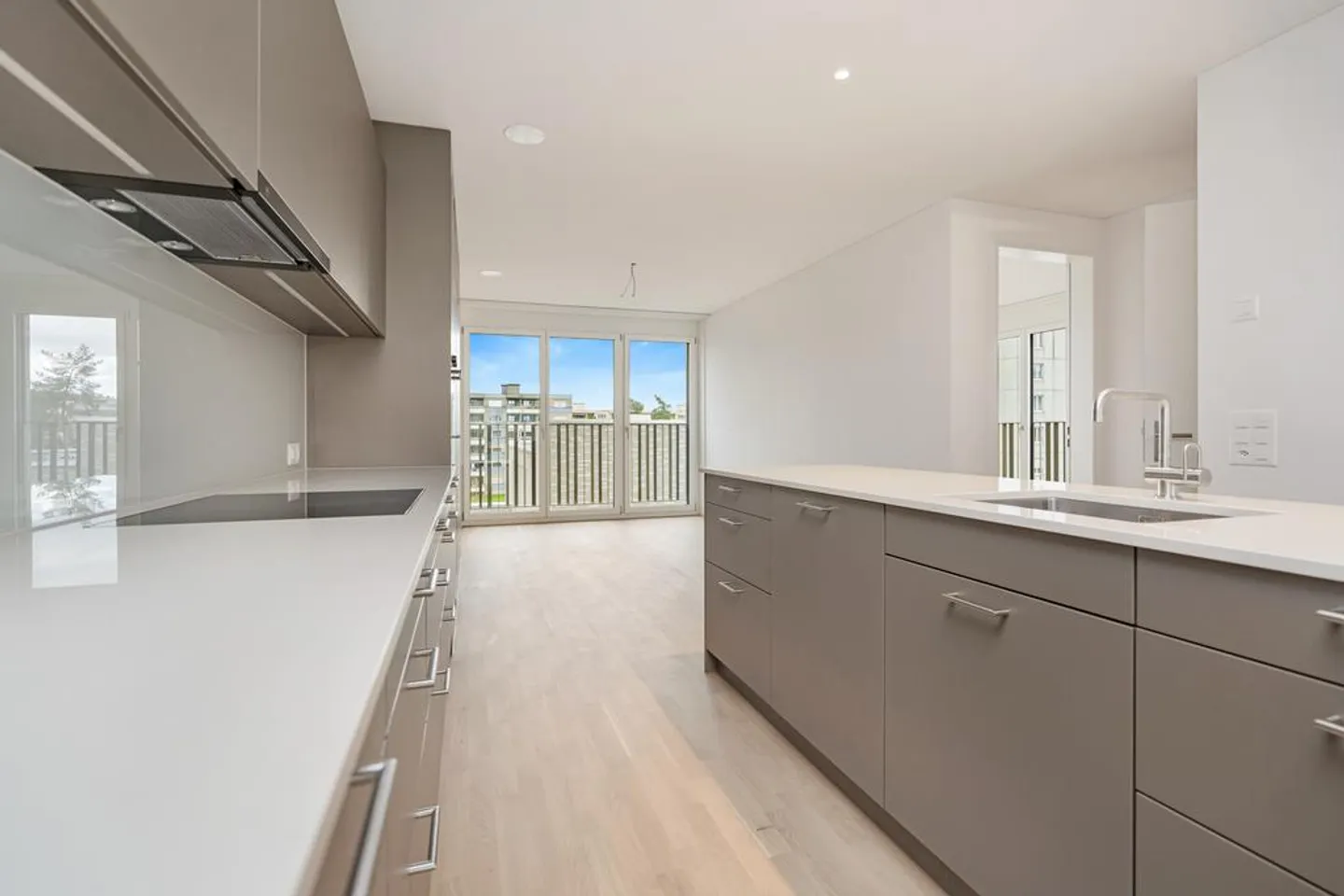 Attractive 2.5-room apartment - Photo 2 of 8