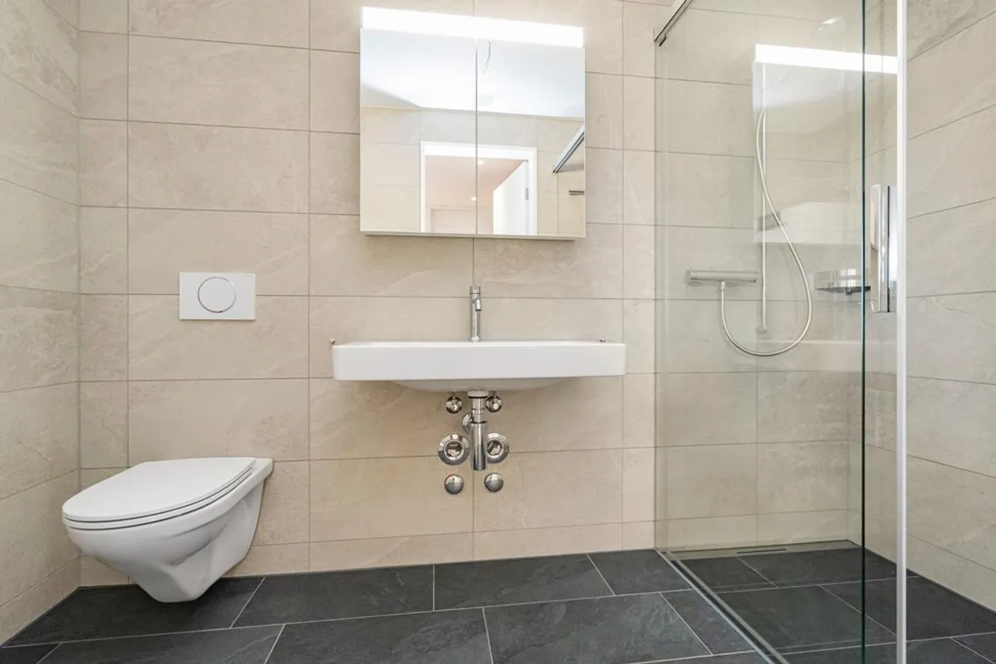 Attractive 2.5-room apartment - Photo 3 of 8