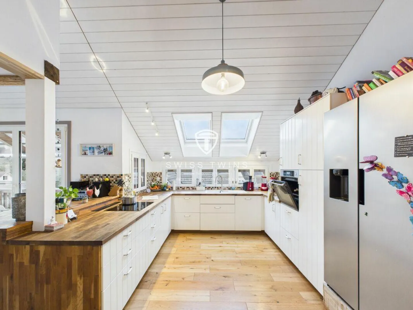 Stylish 6.5-room apartment in a historic building in Volken - Photo 1 of 18