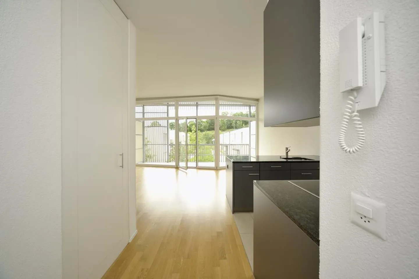 Grosszügige 2 1/2-Zimmmerwohnung im Grünen mit Gartensitzplatz - Foto 6 von 11