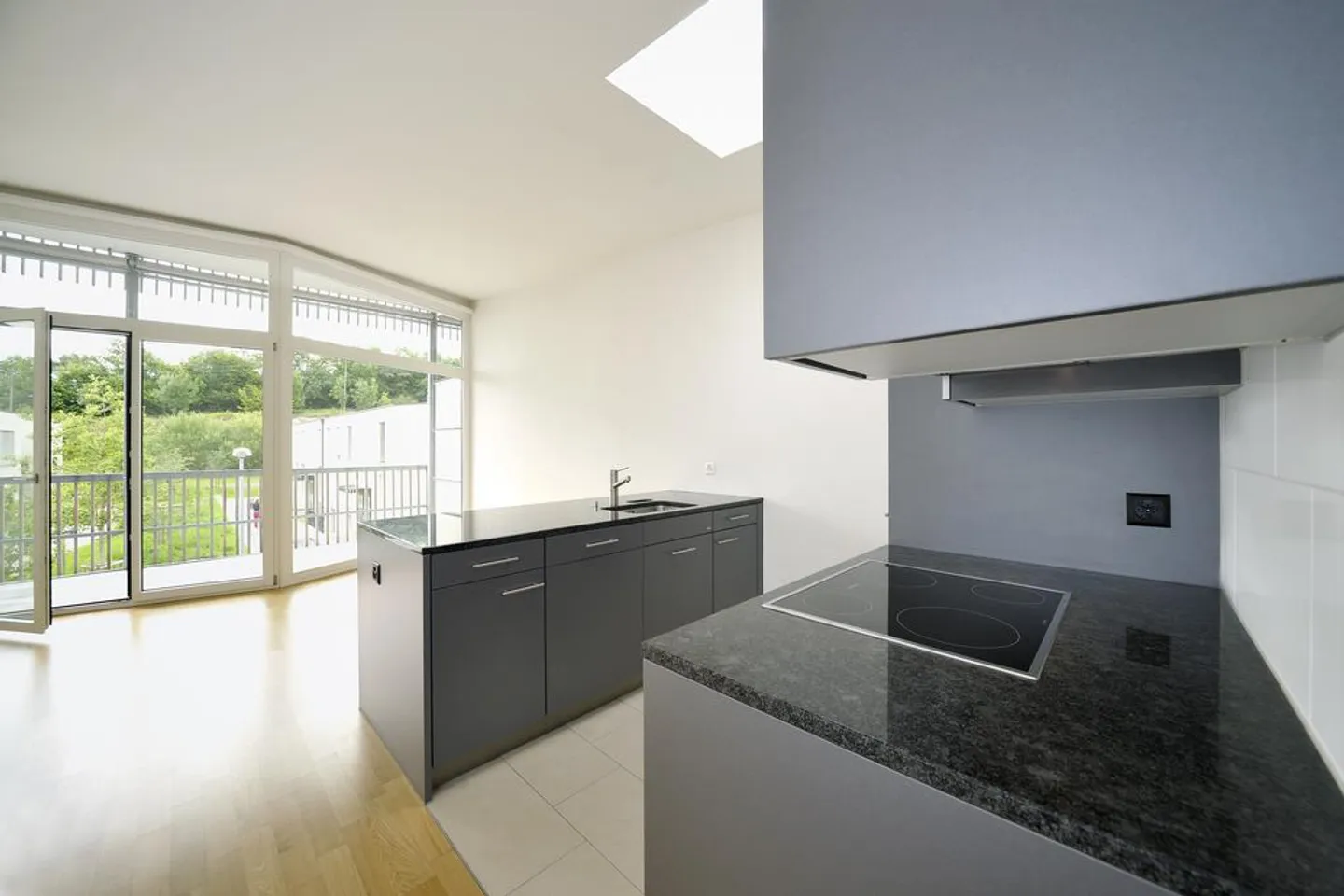 Grosszügige 2 1/2-Zimmmerwohnung im Grünen mit Gartensitzplatz - Foto 7 von 11