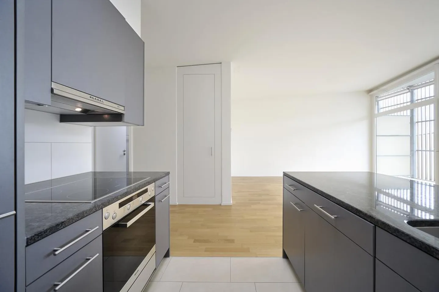 Grosszügige 2 1/2-Zimmmerwohnung im Grünen mit Gartensitzplatz - Foto 8 von 11