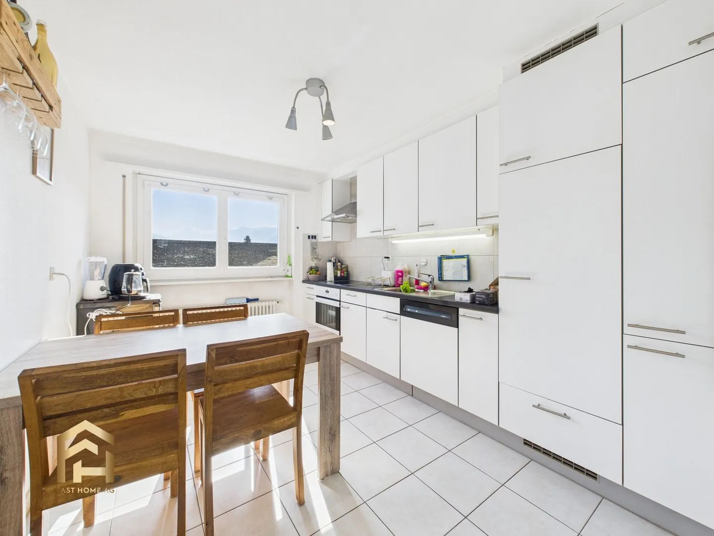Bright 4.5-room apartment with large balcony and stunning mountain view - Photo 1 of 13