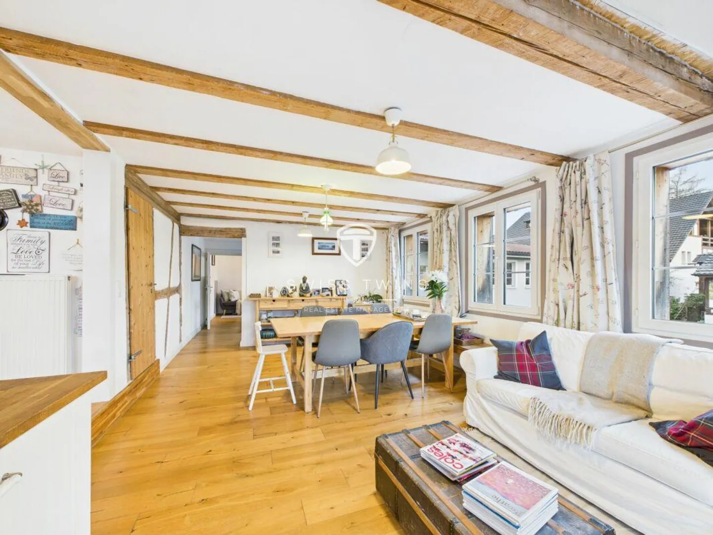 Stylish 6.5-room apartment in a historic building in Volken - Photo 2 of 18