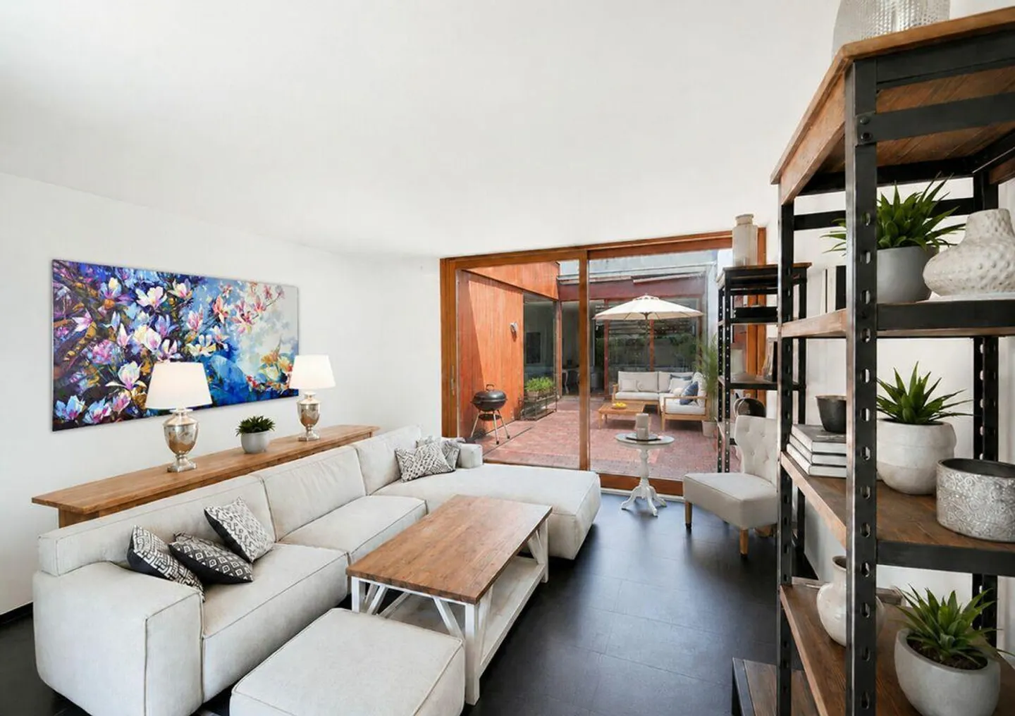 4.5-Room Middle House with Extraordinary Architecture - Photo 3 of 16