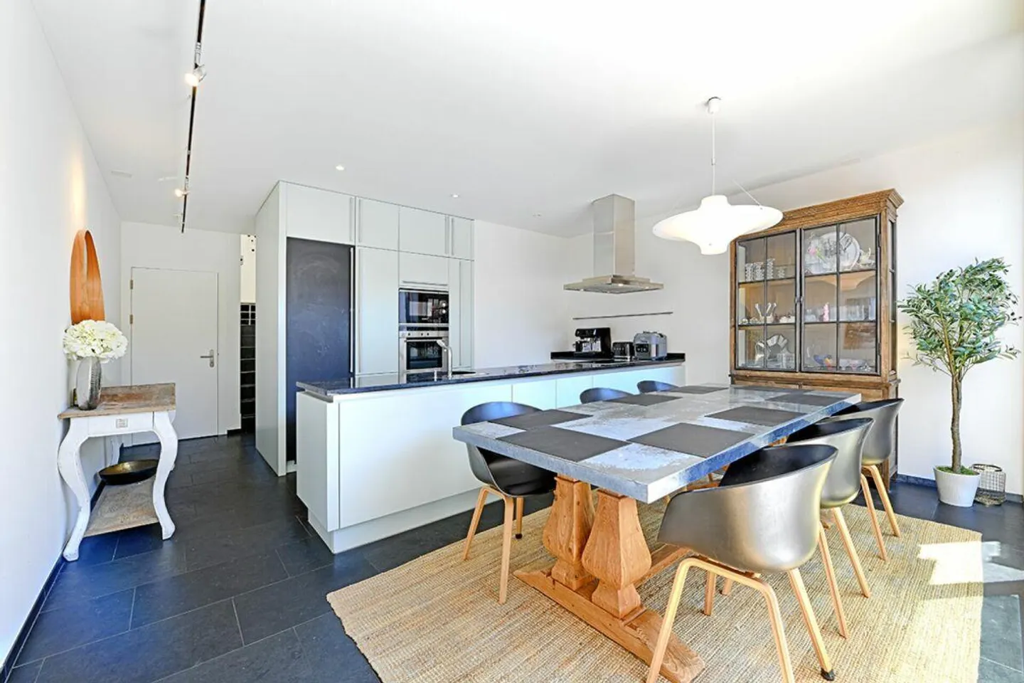 4.5-Room Middle House with Extraordinary Architecture - Photo 4 of 16