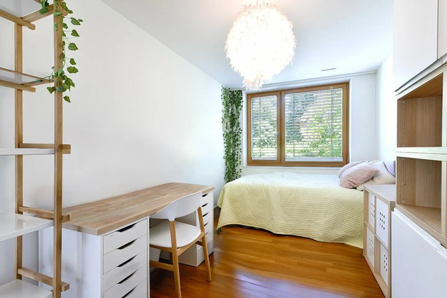 4.5-Room Middle House with Extraordinary Architecture - Photo 7 of 16