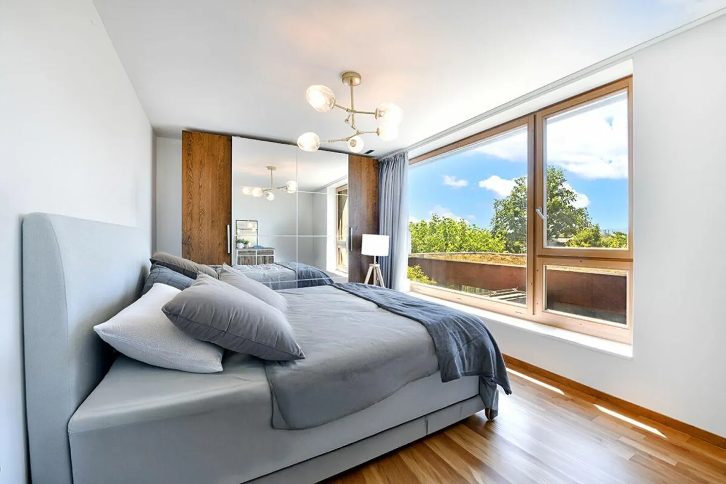 4.5-Room Middle House with Extraordinary Architecture - Photo 9 of 16