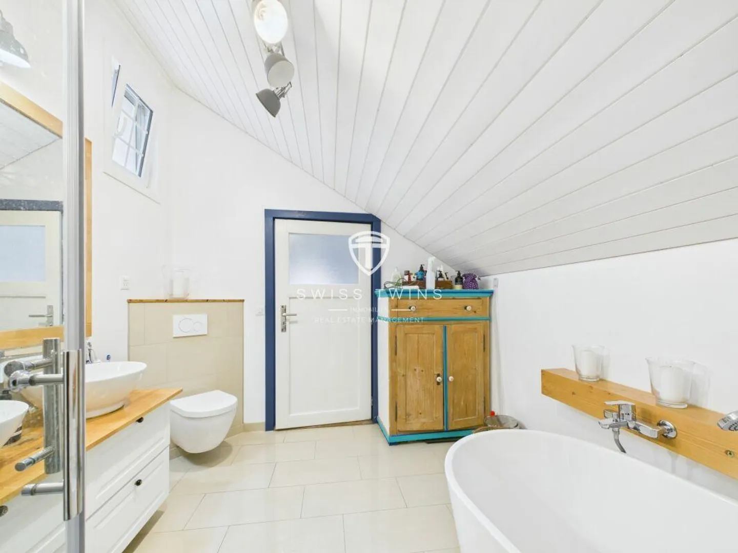 Stylish 6.5-room apartment in a historic building in Volken - Photo 5 of 18