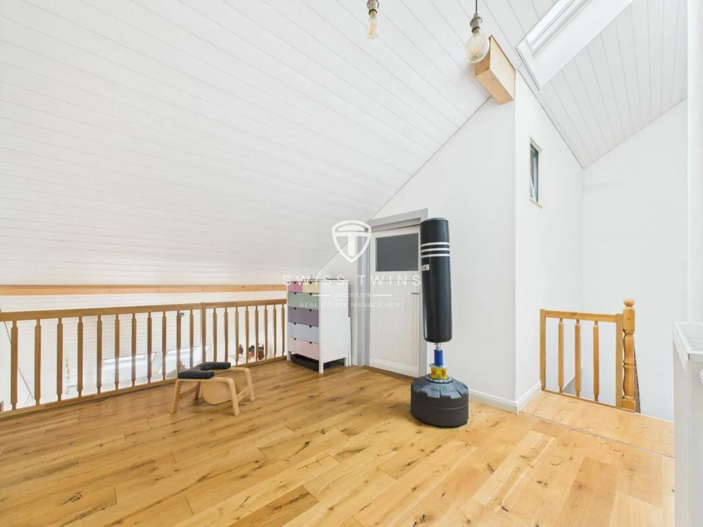 Stylish 6.5-room apartment in a historic building in Volken - Photo 9 of 18