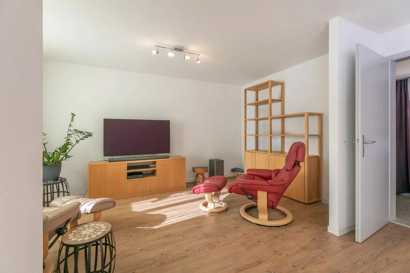 Maison jumelée de 4,5 pièces avec terrain généreux - Photo 5 sur 16