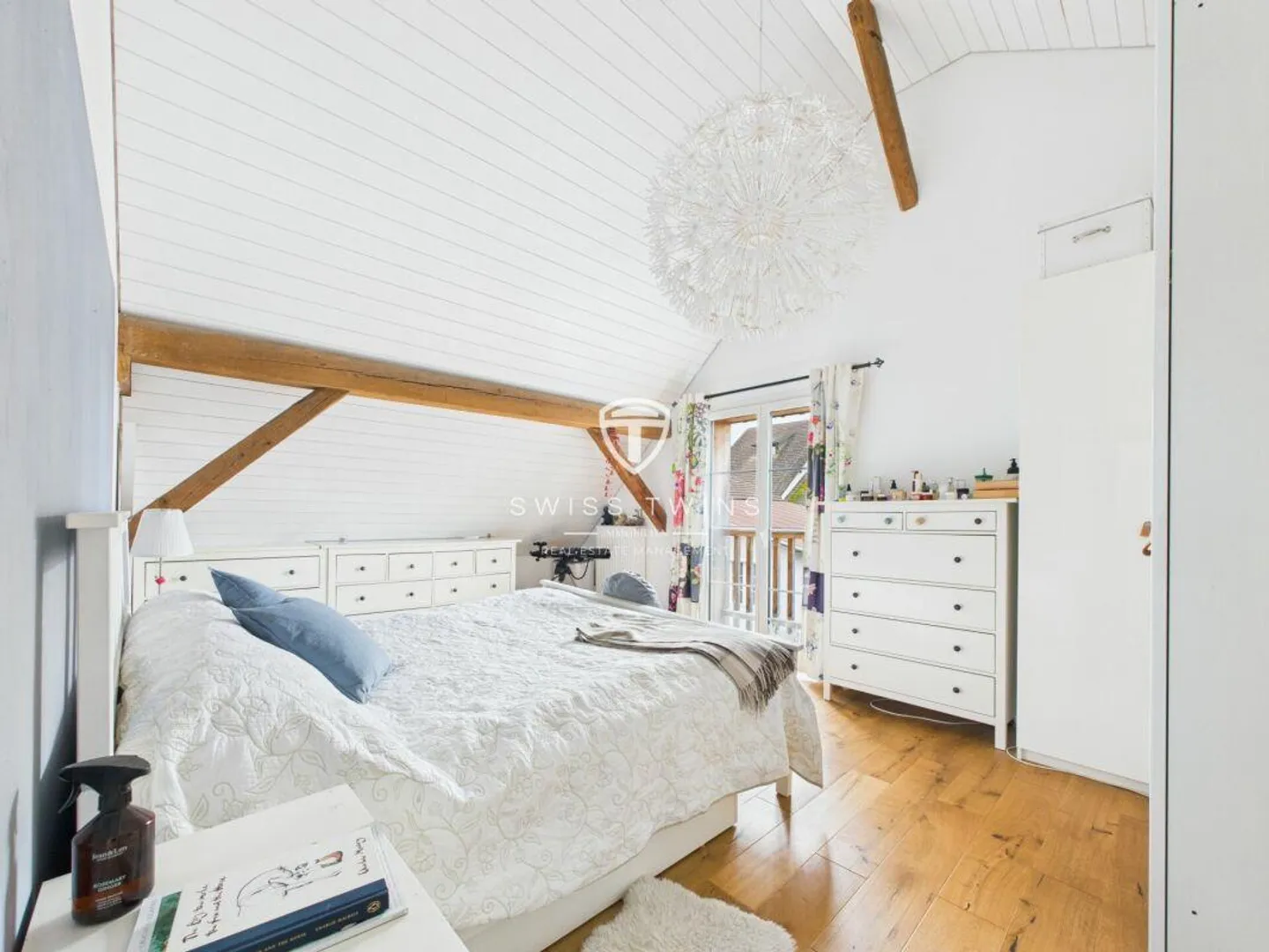 Stylish 6.5-room apartment in a historic building in Volken - Photo 11 of 18