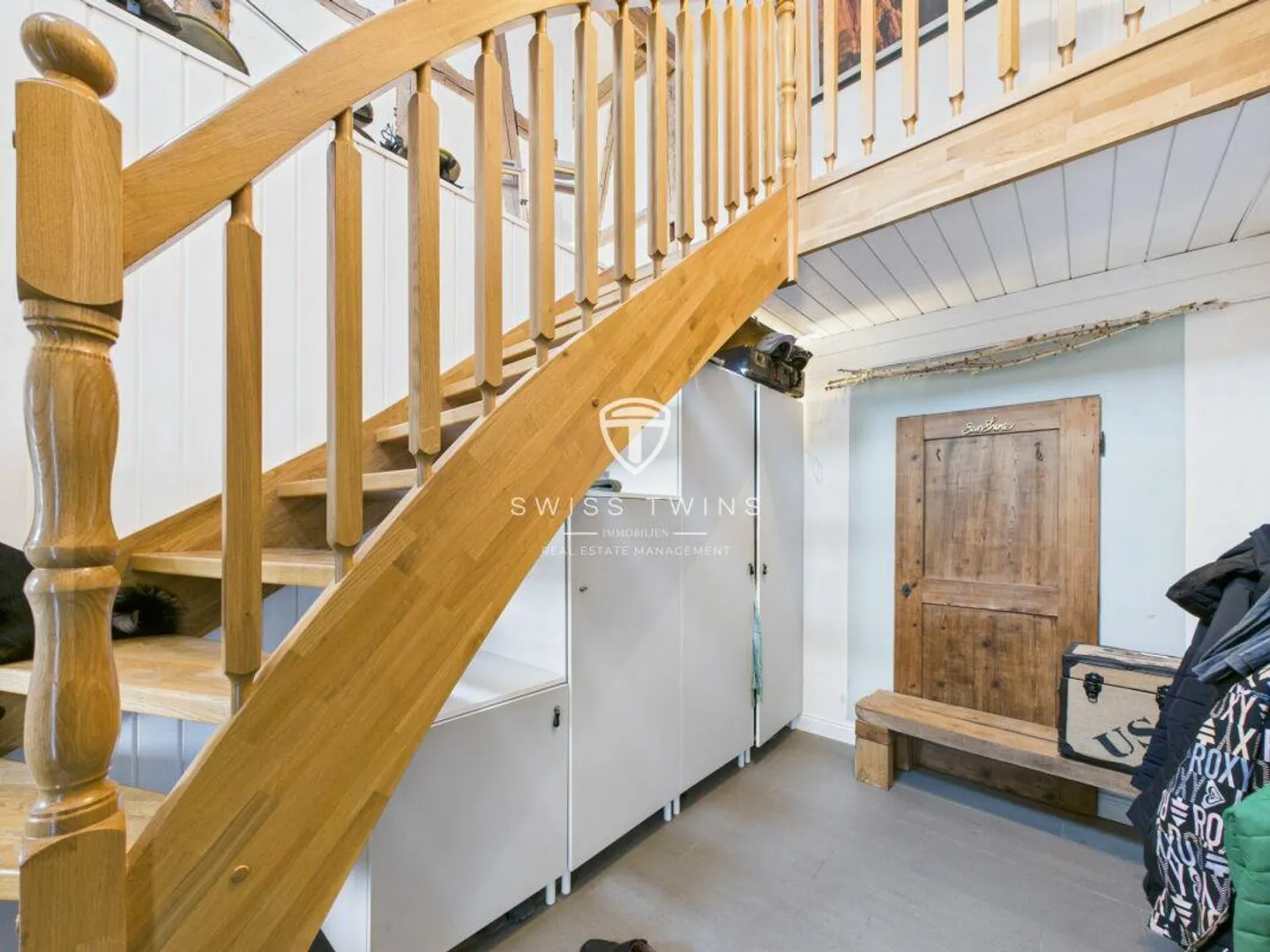 Stylish 6.5-room apartment in a historic building in Volken - Photo 15 of 18