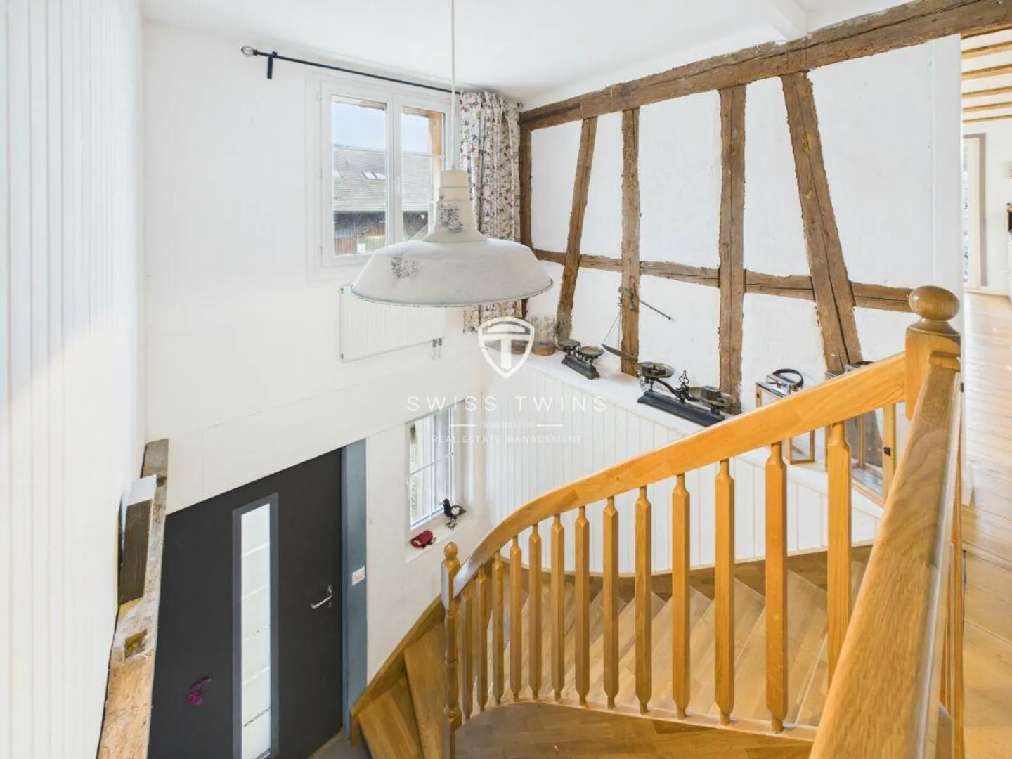 Stylish 6.5-room apartment in a historic building in Volken - Photo 16 of 18