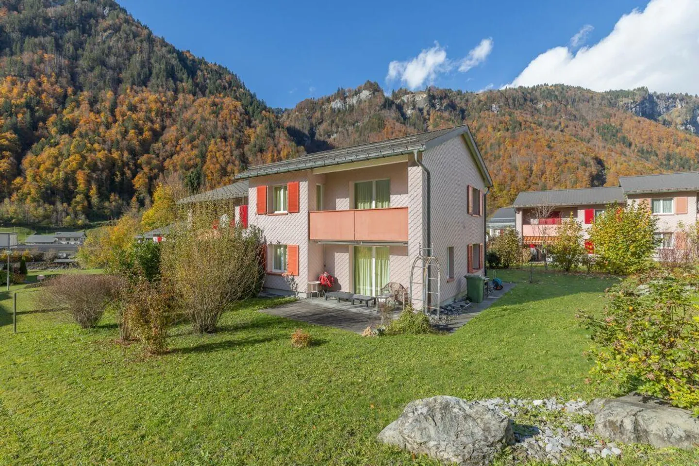 Maison jumelée de 4,5 pièces avec terrain généreux - Photo 1 sur 16