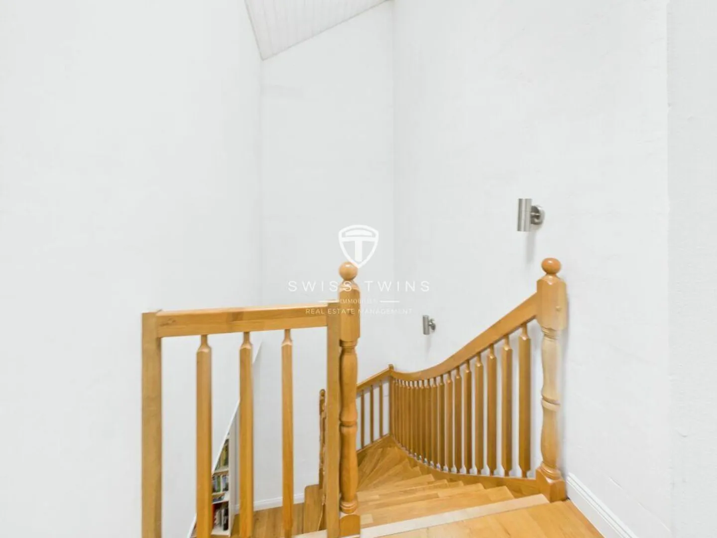 Stylish 6.5-room apartment in a historic building in Volken - Photo 8 of 18