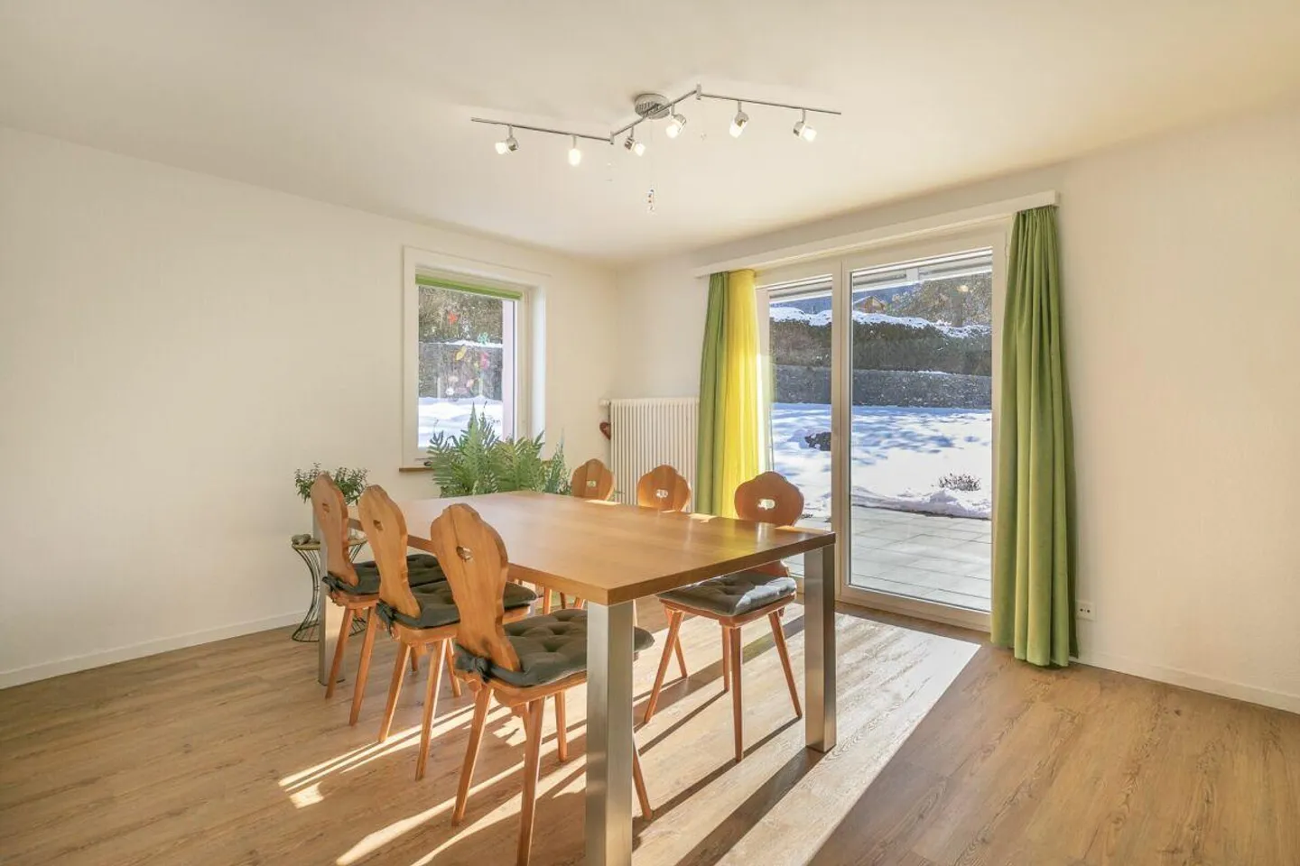 Maison jumelée de 4,5 pièces avec terrain généreux - Photo 3 sur 16