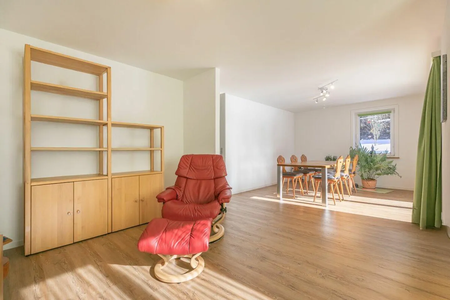 Maison jumelée de 4,5 pièces avec terrain généreux - Photo 4 sur 16