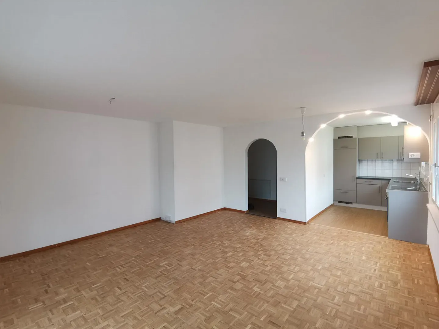 Appartamento 4½ locali al 1° piano in una vivace zona commerciale - Foto 2 di 11