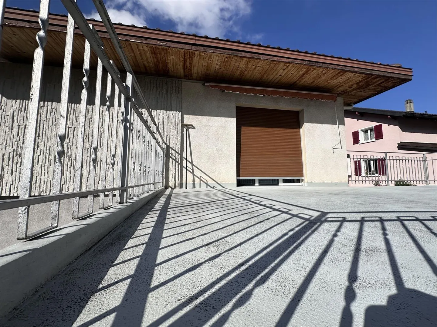 Einfamilienhaus mit Möglichkeit zur selbständigen Tätigkeit und großer Terrasse - Foto 2 von 13