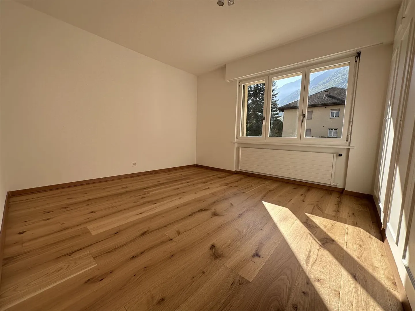 Einfamilienhaus mit Möglichkeit zur selbständigen Tätigkeit und großer Terrasse - Foto 6 von 13