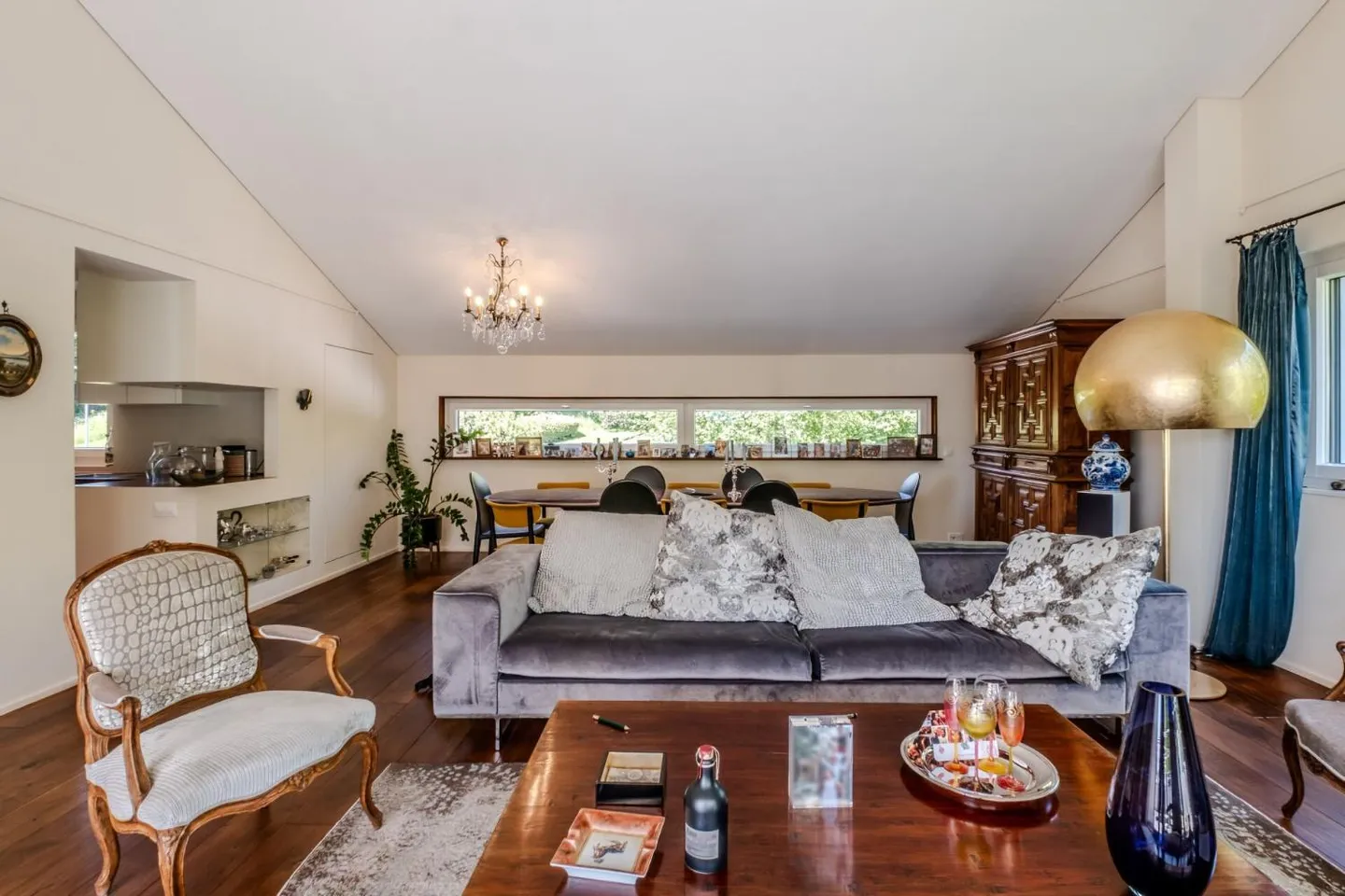 Luxury Apartment with Mountain View - Photo 3 of 13