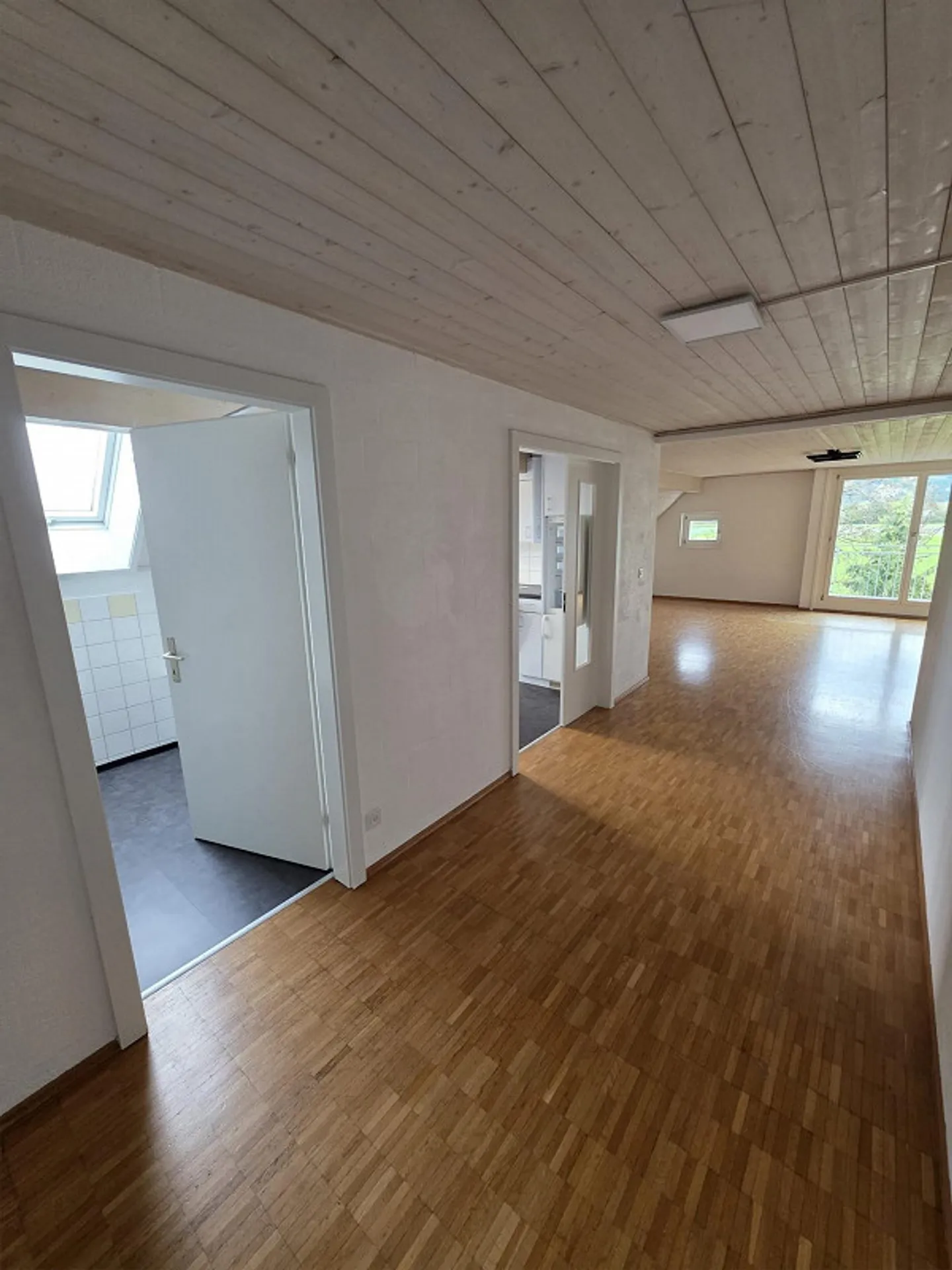 Spacious 2.5-room apartment with a view - Photo 2 of 10
