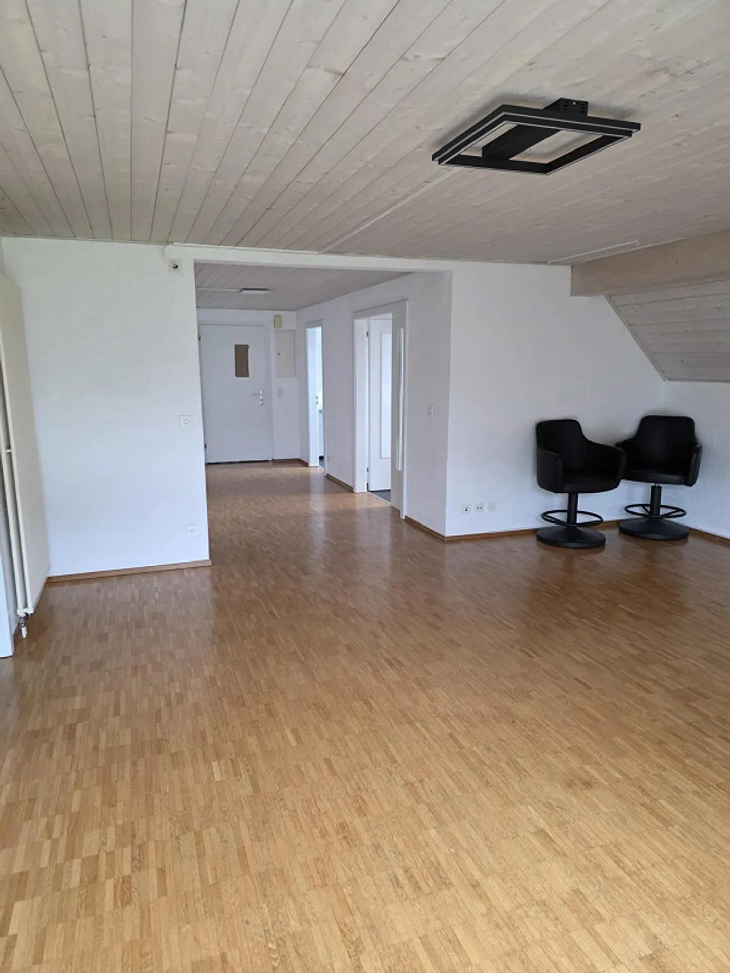 Spacious 2.5-room apartment with a view - Photo 3 of 10