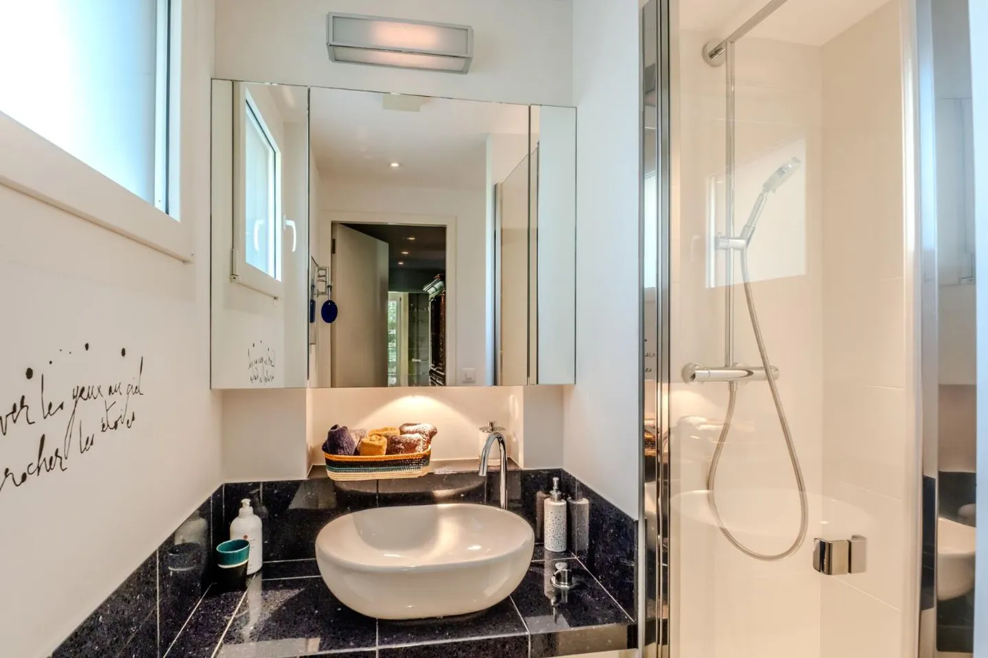 Luxury Apartment with Mountain View - Photo 7 of 13